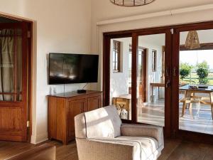TV a/nebo společenská místnost v ubytování Olyf guestcottage