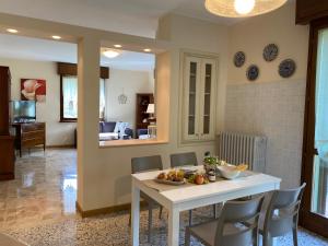 een keuken en eetkamer met een tafel en stoelen bij Casa Michela in Crone