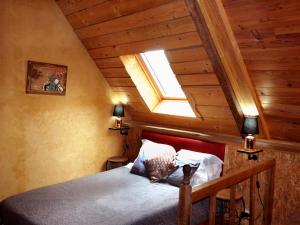 una camera con un letto e un lucernario di Bretagne Atypique, dormir dans un ancien Couvent a Camlez