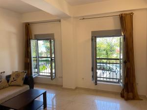 - un salon avec deux fenêtres et un canapé dans l'établissement Apartment Park and Beach, à Igalo
