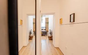 un couloir avec une porte menant à un salon dans l'établissement My city apartment - Vienna Cosy Room, à Vienne