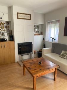 a living room with a couch and a coffee table at Casa Rural la Posada de Moya 