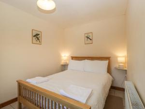 um quarto com uma cama com duas toalhas em Little Wharf em Weston-super-Mare