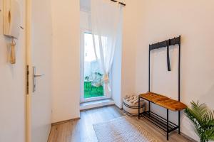 une chambre avec un banc devant une fenêtre dans l'établissement My city apartment - Vienna Cosy Room, à Vienne