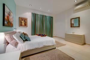 1 dormitorio con 1 cama y cortina verde en Seaside Oasis Your Own Private Getaway in St Julians, en San Julián