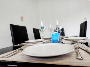 una mesa con un plato blanco encima en Big 3 bedrooms 2 stories townhouse Near Downtown en Halifax