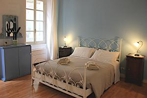 1 dormitorio con 1 cama blanca con 2 lámparas y una ventana en Art&Rusconi, en Como