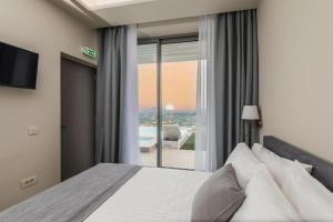 Posteľ alebo postele v izbe v ubytovaní Pietra Caves Suites