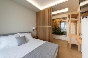Posteľ alebo postele v izbe v ubytovaní Pietra Caves Suites