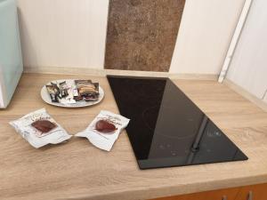 una mesa con un plato de comida y un ordenador portátil en Sinaia Alex Apartments, en Sinaia