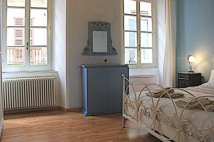 1 dormitorio con 1 cama, 2 ventanas y espejo en Art&Rusconi, en Como