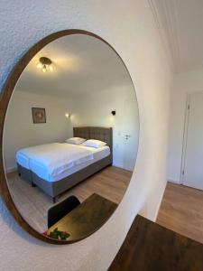 Schlafzimmer mit einem Bett und einem runden Spiegel in der Unterkunft Nisay Home - 4 Room Apartment - Nr2 in Ludwigsburg