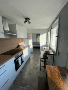eine Küche mit einer Theke und einem Tisch darin in der Unterkunft Nisay Home - 4 Room Apartment - Nr2 in Ludwigsburg