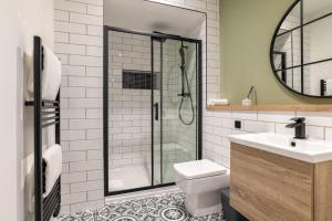 uma casa de banho com um chuveiro, um WC e um lavatório. em Remodelled Luxury 3 Bed Apartment em Aberdeen