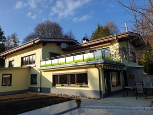 uma casa amarela com uma varanda em cima em Zum gscheiten Beck Schwarzwälder Kirschtorte Fewo für 6 Personen mit kulinarischer Anbindung em Feldberg