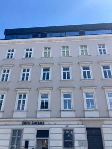 ウィーンにあるCentral Living - Naschmarktの多くの窓がある白い大きな建物