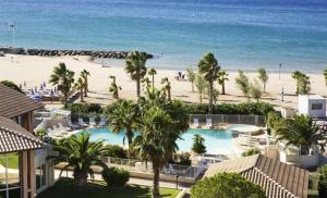 Bazén v ubytovaní PORT FREJUS CAP HERMES VUE MER ET PORT PIEDS DANS L'EAU piscine pkg alebo v jeho blízkosti