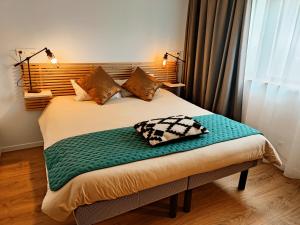 een slaapkamer met een bed met een kussen erop bij Auberge du Fort Pélissier in Pont-Saint-Vincent