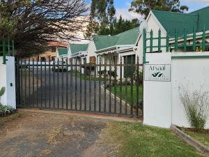 Una puerta a una casa con un cartel. en Cozy and Comfort, en Harrismith