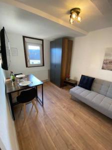 ein Wohnzimmer mit einem Sofa und einem Tisch in der Unterkunft Nisay Home - 3 Room Apartment - Nr3 in Ludwigsburg