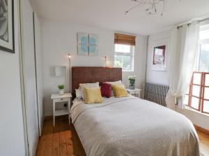 una camera con un grande letto e due finestre di Sunningdale a Worcester