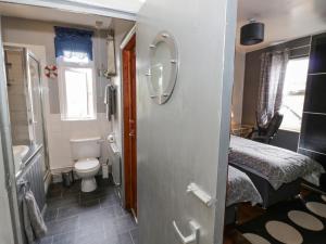un piccolo bagno con servizi igienici e un letto di Sunningdale a Worcester