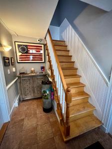 una escalera en una casa con un cubo de basura en 205 Spring St, en Newport