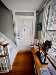 Zimmer mit einer weißen Tür und einem Holztisch in der Unterkunft 205 Spring St in Newport