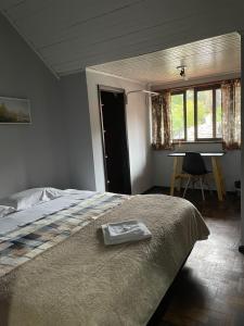 Un dormitorio con una cama y una bandeja. en Pousada Vista do Lago - HOSTEL, en Gramado
