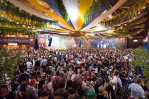 una gran multitud de personas de pie en un edificio en Loft próximo a Vila Germânica 310, en Blumenau