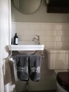 een badkamer met een wastafel en handdoeken. bij North Wing - Sviten in Enköping
