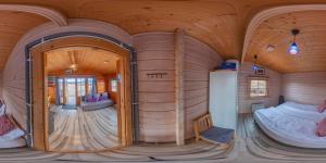 ein rundes Zimmer in einem Haus mit 2 Betten in der Unterkunft Hotel Stundarfridur in Stykkishólmur