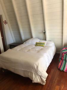 a bed in a room with a white bedspread at Aire ju in Bahía Blanca