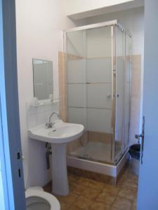uma casa de banho com um chuveiro, um lavatório e um WC. em Le Guintrand em Bédoin