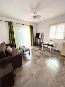 uma sala de estar com um sofá e uma mesa em Sun and Sea Orlando Apartment with terrace em Adeje