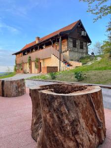 ein aus Baumstumpf gefertigtes Haus in der Unterkunft Vila Countryhouse Pijevci in Novi Marof