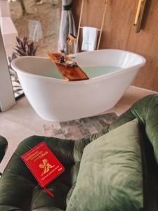 um livro sentado num sofá em frente a um lavatório em La Contemporânea Cabanas prox a cidade vista para ponto turístico em Urubici