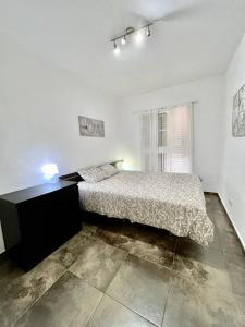 um quarto branco com uma cama e uma janela em Sun and Sea Orlando Apartment with terrace em Adeje