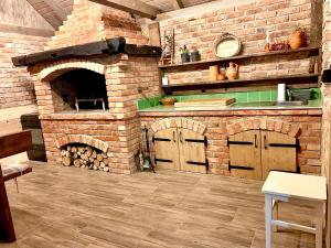 eine große Backsteinküche mit einem großen Steinofen in der Unterkunft Vila Countryhouse Pijevci in Novi Marof