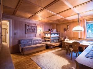 een woonkamer met een bank en een tafel bij Piciulei Grant in Selva di Val Gardena