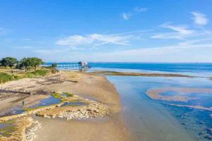 Gallery image of Dunes View, waterside home with stunning views. in Bembridge