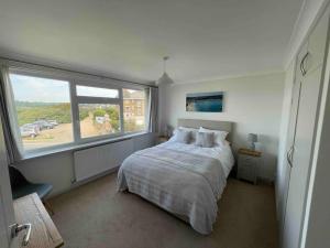 Een bed of bedden in een kamer bij Dunes View, waterside home with stunning views.