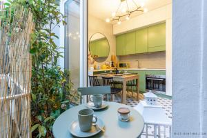 - une cuisine et une salle à manger avec deux tables et des chaises dans l'établissement Nice Renting - BAVASTRO - Luxurious Loft - 2 BedRoom - AC - Balcony - Trendy Neighborhood, à Nice