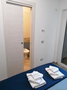 フォルミアにあるParco dei Geraniのベッドルーム1室(ベッド1台、白いタオル付)