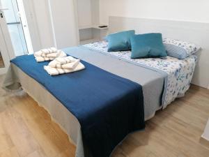 - un lit avec 2 serviettes dans l'établissement Parco dei Gerani, à Formia