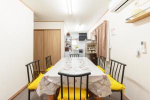 - une salle à manger avec une table et des chaises dans l'établissement 多目的スタジオ月兎園 BBQや花火できます #Ok1, à Yoshioka