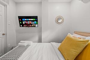 Postel nebo postele na pokoji v ubytování East Passyunk Trendy Apartment