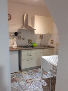 cocina con fregadero y fogones horno superior en Sea&Sun Apartments, en Trapani