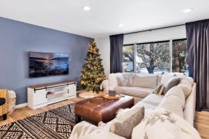 Khu vực ghế ngồi tại Wildwood Lodge by Big Bear Vacations Hot Tub Ultra Cozy Fox Farm Retreat