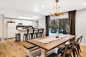 Nhà bếp/bếp nhỏ tại Wildwood Lodge by Big Bear Vacations Hot Tub Ultra Cozy Fox Farm Retreat